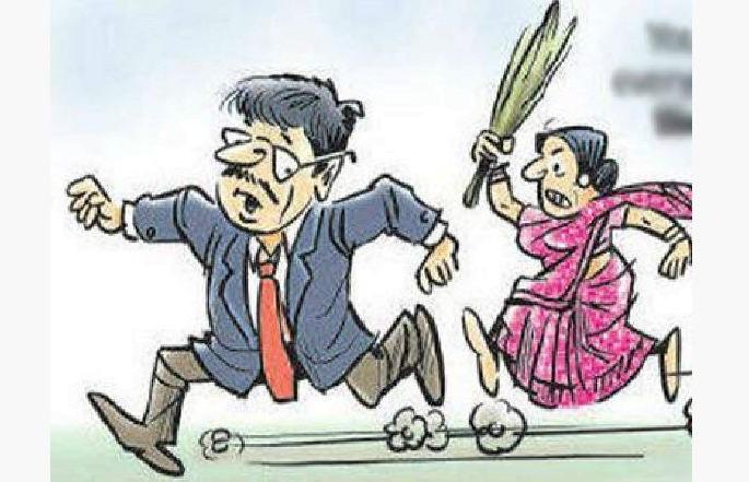 wife beats up her husband for washing hands in the plate of food | ताटात हात धुतला म्हणून पत्नीने पतीलाच बदडले; गावभर चर्चा