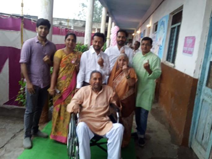 Buldana Election 2019: Citizens' enthusiasm for voting in Jalgaon Jamod taluka | बुलडाणा निवडणूक 2019 : जळगाव जामोद तालुक्यात नागरिकांचा मतदानासाठी उत्साह Buldana Election 2019: Citizens' enthusiasm for voting in Jalgaon Jamod taluka | बुलडाणा निवडणूक 2019 : जळगाव जामोद तालुक्यात नागरिकांचा मतदानासाठी उत्साह