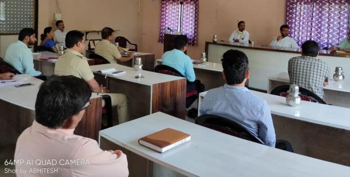 CoronaVirus: Safe distance keeping during MlA Kute's review meetings | CoronaVirus : आमदार कुटेंच्या आढावा बैठकीत सुरक्षीत अंतराची खबरदारी CoronaVirus: Safe distance keeping during MlA Kute's review meetings | CoronaVirus : आमदार कुटेंच्या आढावा बैठकीत सुरक्षीत अंतराची खबरदारी