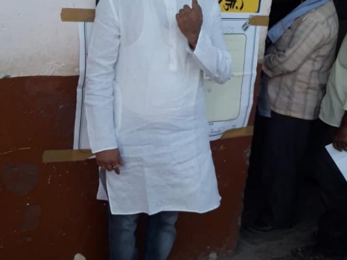 Maharashtra Election Voting Live: The leader of the assembly along with the MLAs voted the right to vote | Maharashtra Election Voting Live : आमदारांसह नेते मंडळींनी बजावला मतदानाचा हक्क Maharashtra Election Voting Live: The leader of the assembly along with the MLAs voted the right to vote | Maharashtra Election Voting Live : आमदारांसह नेते मंडळींनी बजावला मतदानाचा हक्क