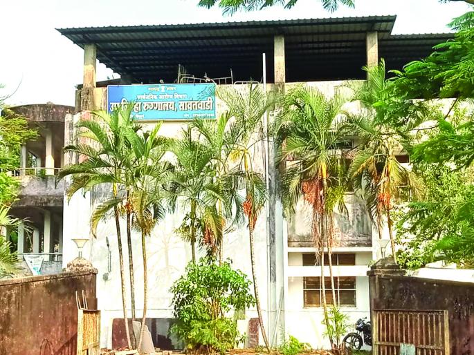The contractor put the cottage hospital on oxygen | ठेकेदाराने कुटीर रूग्णालयाला ठेवले ऑक्सिजनवर The contractor put the cottage hospital on oxygen | ठेकेदाराने कुटीर रूग्णालयाला ठेवले ऑक्सिजनवर