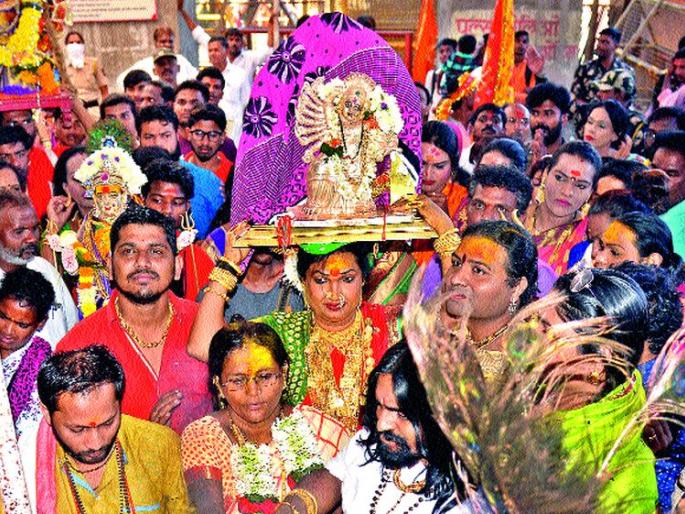 Devi Jalabhishek from the cottage holders | कावडीधारकांकडून देवीला जलाभिषेक Devi Jalabhishek from the cottage holders | कावडीधारकांकडून देवीला जलाभिषेक