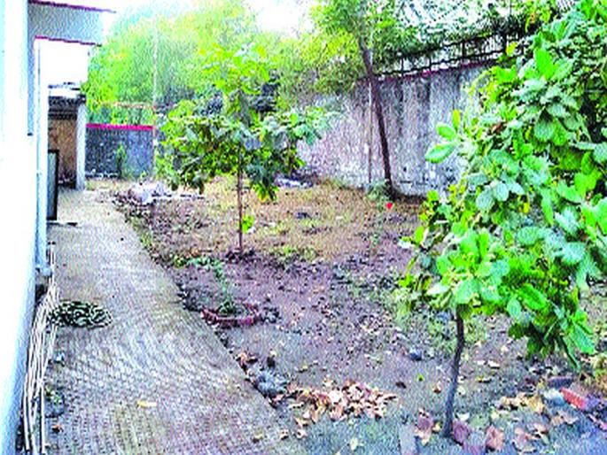 Cleaning up in the post office area; Reassure employees | पोस्ट कार्यालयाच्या परिसरात साफसफाई; कर्मचाऱ्यांना दिलासा Cleaning up in the post office area; Reassure employees | पोस्ट कार्यालयाच्या परिसरात साफसफाई; कर्मचाऱ्यांना दिलासा