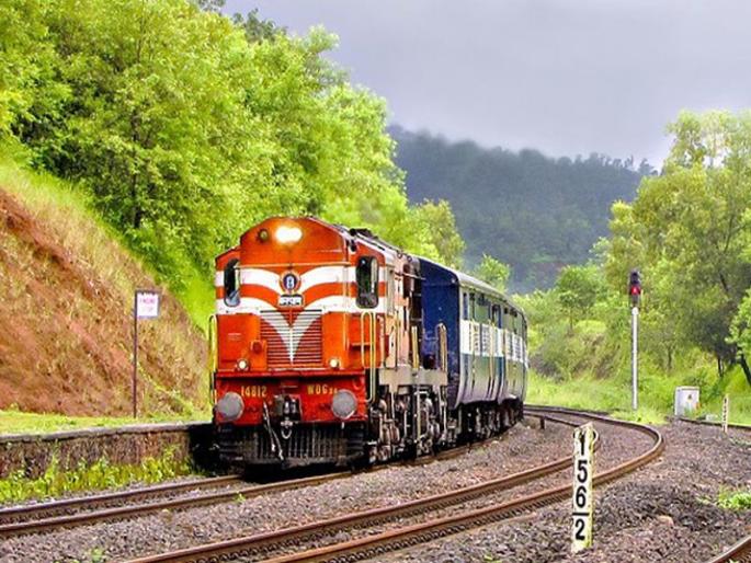 Video: Finally the wait was over ... Mundle ran towards the bead 'Leaned Leaned Jhuk AggiGadi' | Video : अखेर प्रतिक्षा संपली.... मुंडेंच्या बीडकडे धावली 'झुक झुक झुक झुक आगीनगाडी' Video: Finally the wait was over ... Mundle ran towards the bead 'Leaned Leaned Jhuk AggiGadi' | Video : अखेर प्रतिक्षा संपली.... मुंडेंच्या बीडकडे धावली 'झुक झुक झुक झुक आगीनगाडी'