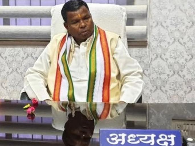 Voters will suffer electric shock if they vote for non-Congress candidate: Chhattisgarh minister | 'हाताशिवाय दुसरं बटण दाबल्यास करंट बसेल', काँग्रेस नेत्याची मतदारांना धमकी Voters will suffer electric shock if they vote for non-Congress candidate: Chhattisgarh minister | 'हाताशिवाय दुसरं बटण दाबल्यास करंट बसेल', काँग्रेस नेत्याची मतदारांना धमकी