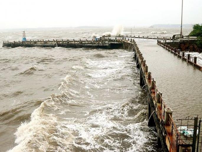 Kyarr Cyclone to Hit Konkan Coast | कोकण किनाकपट्टीला 'क्यार' चक्रीवादळाचा धोका; प्रशासनाकडून सतर्कतेचा इशारा Kyarr Cyclone to Hit Konkan Coast | कोकण किनाकपट्टीला 'क्यार' चक्रीवादळाचा धोका; प्रशासनाकडून सतर्कतेचा इशारा