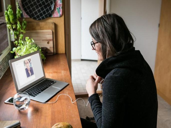 Coronavirus lockdown work from home too much video calls can affect your health | सावधान! व्हिडीओ कॉलमुळे होत आहे आरोग्याचं मोठं नुकसान; 'अशी' घ्या काळजी Coronavirus lockdown work from home too much video calls can affect your health | सावधान! व्हिडीओ कॉलमुळे होत आहे आरोग्याचं मोठं नुकसान; 'अशी' घ्या काळजी