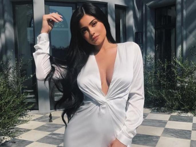 Kylie Jenner became youngest self made billionaire, Know her beauty secrets | सर्वात कमी वयाची अरबपती झालेली काइली जेनरच्या हॉट फिगरचे सीक्रेट Kylie Jenner became youngest self made billionaire, Know her beauty secrets | सर्वात कमी वयाची अरबपती झालेली काइली जेनरच्या हॉट फिगरचे सीक्रेट