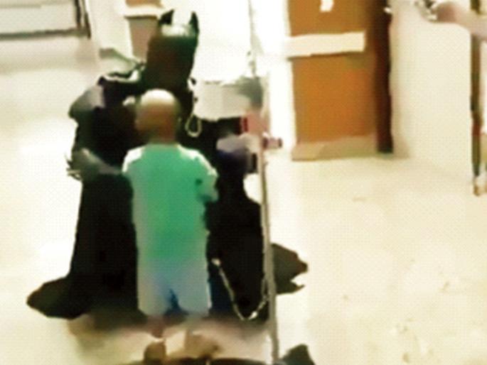 Dressed as Batman, the doctor made the little patient's dream come true | बॅटमनच्या वेशात येऊन डॉक्टरने छोट्या रुग्णाचे स्वप्न साकारले Dressed as Batman, the doctor made the little patient's dream come true | बॅटमनच्या वेशात येऊन डॉक्टरने छोट्या रुग्णाचे स्वप्न साकारले