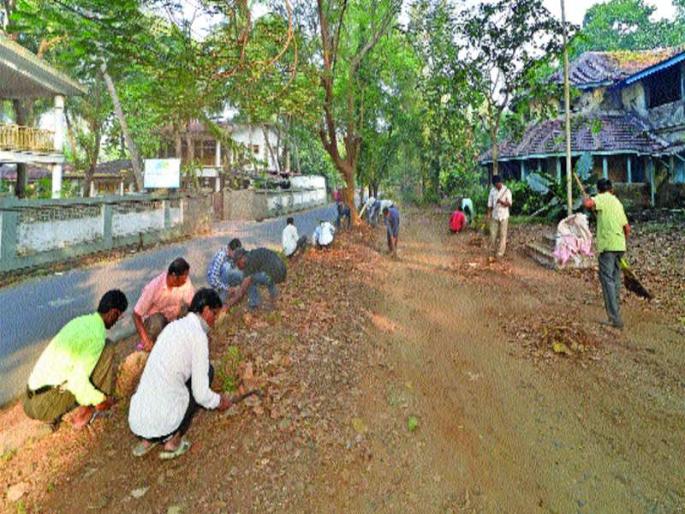 The Murud tahsil complex is dazzling; 14 tonnes of waste collected | मुरुड तहसील परिसर चकाचक; १४ टन कचरा झाला जमा The Murud tahsil complex is dazzling; 14 tonnes of waste collected | मुरुड तहसील परिसर चकाचक; १४ टन कचरा झाला जमा