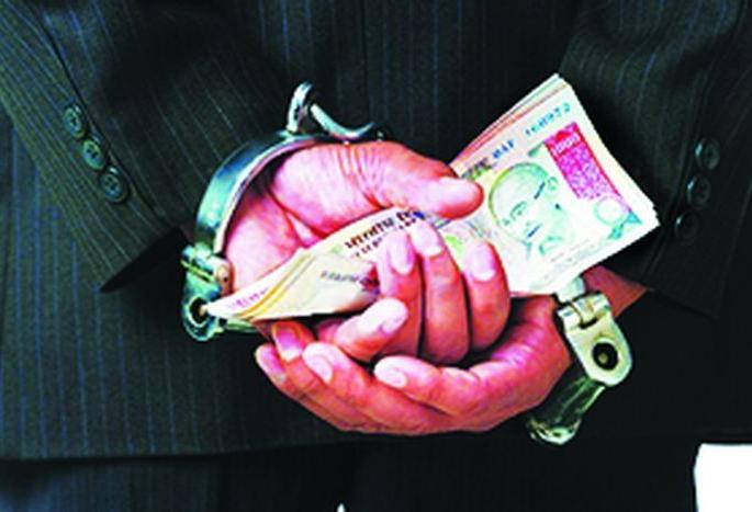 Village workers arrested for accepting bribe of Rs 10,000 for land registration | जमिनीची नोंदणीसाठी १० हजाराची लाच घेताना गाव कामगार तलाठी अटकेत Village workers arrested for accepting bribe of Rs 10,000 for land registration | जमिनीची नोंदणीसाठी १० हजाराची लाच घेताना गाव कामगार तलाठी अटकेत