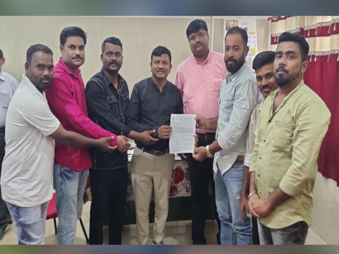 Blood donors also have to wait for a couple of hours; A statement given by Blood Ambassadors along with social organizations | रक्त देणाऱ्यांनाही राहावे लागते दोन-दोन तास वेटिंगवर; सामाजिक संघटनांसह रक्तदूतांनी दिले निवेदन Blood donors also have to wait for a couple of hours; A statement given by Blood Ambassadors along with social organizations | रक्त देणाऱ्यांनाही राहावे लागते दोन-दोन तास वेटिंगवर; सामाजिक संघटनांसह रक्तदूतांनी दिले निवेदन