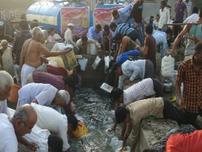 Water scarcity-hit villages | टंचाईग्रस्त गावांना टँकरने पाणी Water scarcity-hit villages | टंचाईग्रस्त गावांना टँकरने पाणी