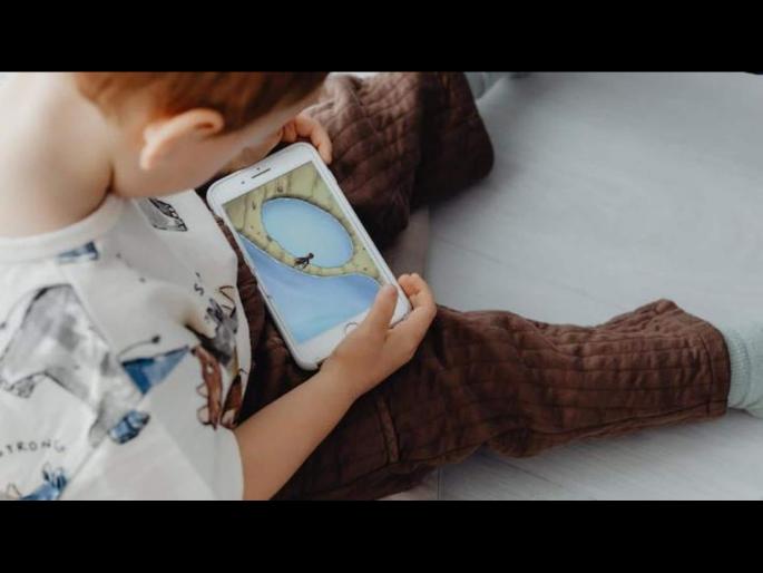 Awareness Raising Video: Viral video of harmful effects of smartphones shown in a Chinese school | मुलांची सतत फोन बघण्याची सवय सोडवण्यासाठी दाखवला जात आहे हा व्हिडीओ! Awareness Raising Video: Viral video of harmful effects of smartphones shown in a Chinese school | मुलांची सतत फोन बघण्याची सवय सोडवण्यासाठी दाखवला जात आहे हा व्हिडीओ!