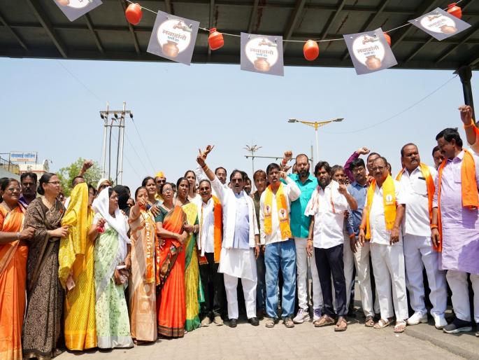 Labadonno Pani Dya! Thackeray Sena's protest in Chhatrapati Sambhaji Nagar, a pylon made of empty pots was built in the square | लबाडांनो पाणी द्या! ठाकरेसेनेचे छत्रपती संभाजीनगरात आंदोलन, चौकात बांधले हंड्याचे तोरण