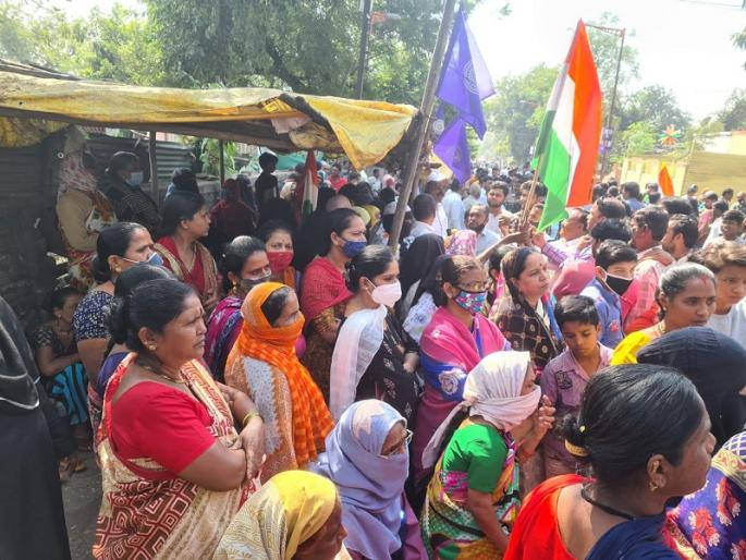 Labor Colony Encroachment Case: The first day went to court; Tensions erupted as citizens took to the streets in protest | लेबर कॉलनी प्रकरण; पहिला दिवस गेला न्यायालयात; कारवाई विरोधात नागरिक रस्त्यावर उतरल्याने तणाव Labor Colony Encroachment Case: The first day went to court; Tensions erupted as citizens took to the streets in protest | लेबर कॉलनी प्रकरण; पहिला दिवस गेला न्यायालयात; कारवाई विरोधात नागरिक रस्त्यावर उतरल्याने तणाव