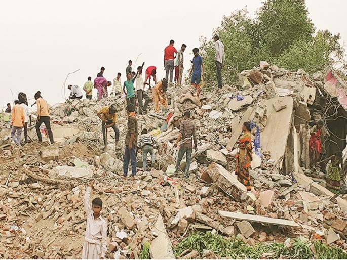 Wave of secret money; Crowds on the rubble of the Labor Colony | गुप्तधनाच्या अफवांचे पेव; लेबर कॉलनीतील मलबे खोदण्यास अनेक हात सरसावले Wave of secret money; Crowds on the rubble of the Labor Colony | गुप्तधनाच्या अफवांचे पेव; लेबर कॉलनीतील मलबे खोदण्यास अनेक हात सरसावले