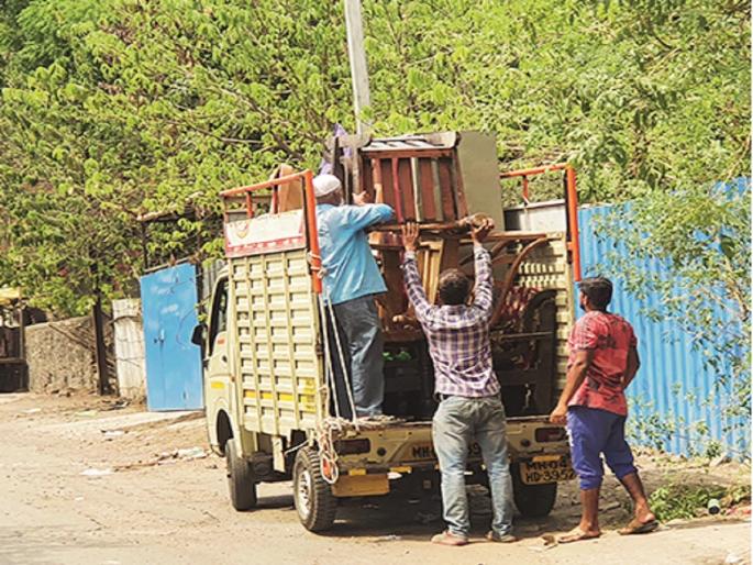 All options are gone, now the labor colony is slowly emptying; The tenants are falling out | सर्व पर्याय संपले, आता लेबर कॉलनी हळूहळू होतेय रिकामी; सदनिकाधारक पडताहेत बाहेर All options are gone, now the labor colony is slowly emptying; The tenants are falling out | सर्व पर्याय संपले, आता लेबर कॉलनी हळूहळू होतेय रिकामी; सदनिकाधारक पडताहेत बाहेर