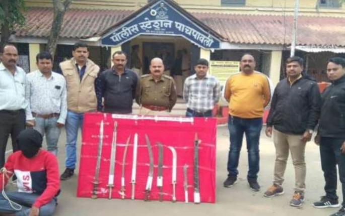 Sharp weapons found near laborers in Nagpur | नागपुरात मजुराजवळ आढळली धारदार शस्त्रे Sharp weapons found near laborers in Nagpur | नागपुरात मजुराजवळ आढळली धारदार शस्त्रे