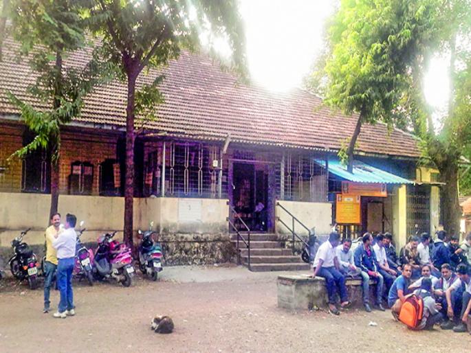 The plight of the Labor Commissioner's office at Wakdewadi; citizens are helpless | वाकडेवाडीतील कामगार आयुक्त कार्यालयाची दुर्दशा; हेलपाटे मारण्यातच नागरिकांचा जातोय वेळ