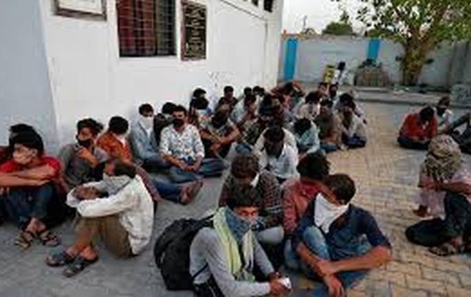 Lockdown: The laborers say, 'We want to go back to the village!' | Lockdown : मजूर म्हणतात, ‘आम्हाला गावी परत जायचं आहे!’ Lockdown: The laborers say, 'We want to go back to the village!' | Lockdown : मजूर म्हणतात, ‘आम्हाला गावी परत जायचं आहे!’