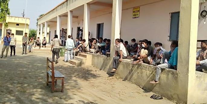 71 laborers traveling from Hyderabad to Rajasthan were caught | हैदराबादहून राजस्थानकडे ट्रकमधून जाणाऱ्या ७१ मजुरांना पकडले 71 laborers traveling from Hyderabad to Rajasthan were caught | हैदराबादहून राजस्थानकडे ट्रकमधून जाणाऱ्या ७१ मजुरांना पकडले