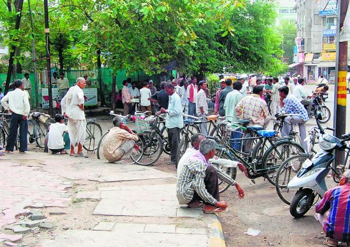 What about those who have stomachs on hand? : The starvation of the daily wages workers | हातावर पोट असणाऱ्यांचे काय? : रोजंदारी कामगारांची उपासमार