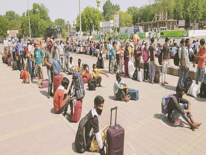 Assurance like guests; 18,000 migrants leave Aurangabad | पाहुण्यांची करावी तशी केली खातीरदारी; औरंगाबादेतून १८ हजार स्थलांतरित रवाना Assurance like guests; 18,000 migrants leave Aurangabad | पाहुण्यांची करावी तशी केली खातीरदारी; औरंगाबादेतून १८ हजार स्थलांतरित रवाना