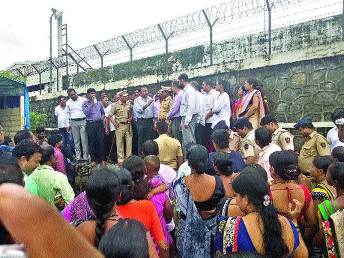 Take the workers back to work; Movement of local project committee | कामगारांना पुन्हा कामावर घ्या; स्थानिक प्रकल्पग्रस्त समितीचे आंदोलन Take the workers back to work; Movement of local project committee | कामगारांना पुन्हा कामावर घ्या; स्थानिक प्रकल्पग्रस्त समितीचे आंदोलन