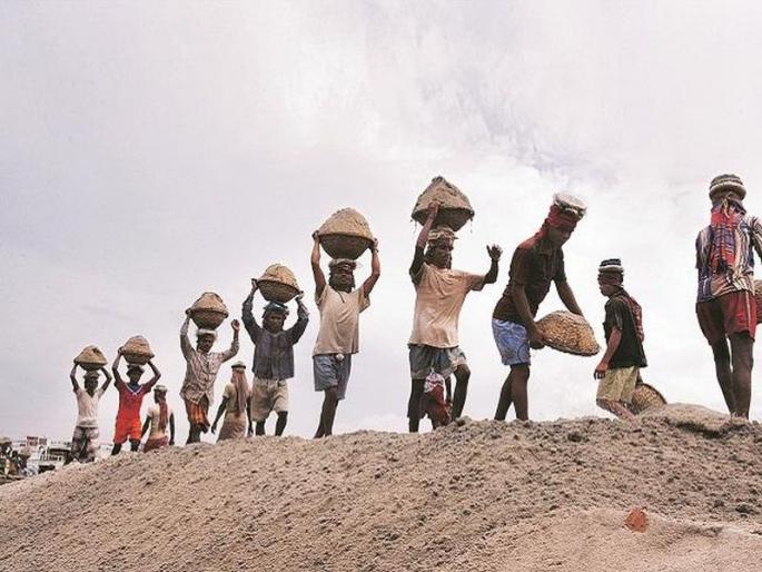 Migration of 150 families due to lack of hand in hand | हाताला काम नसल्याने १५० कुटुंबांचे स्थलांतर Migration of 150 families due to lack of hand in hand | हाताला काम नसल्याने १५० कुटुंबांचे स्थलांतर