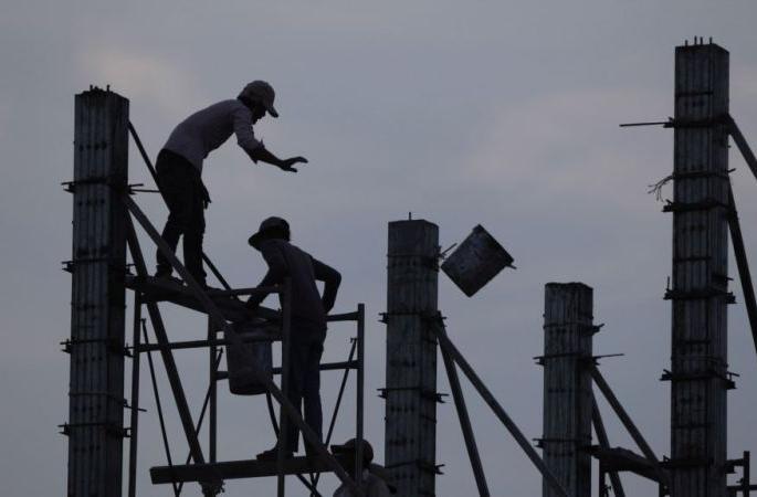 Akola: Don't take laborers in restricted areas for development works! | अकोला : विकास कामांसाठी प्रतिबंधित क्षेत्रातील मजूर नकोच! Akola: Don't take laborers in restricted areas for development works! | अकोला : विकास कामांसाठी प्रतिबंधित क्षेत्रातील मजूर नकोच!