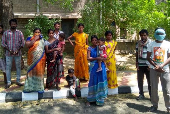 The laborer, who was on his way to Telangana took r shelter in Akola | रेल्वे मार्गाने तेलंगणाकडे पायी निघालेले मजूर अकोल्यात आश्रयाला The laborer, who was on his way to Telangana took r shelter in Akola | रेल्वे मार्गाने तेलंगणाकडे पायी निघालेले मजूर अकोल्यात आश्रयाला