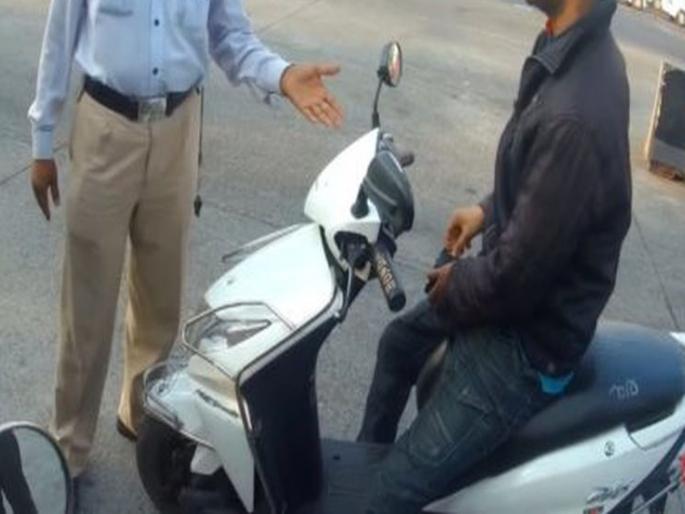 Video of traffic police accepting bribe goes viral | वाहतूक पोलिसाचा लाच स्वीकारताना व्हिडीओ व्हायरल