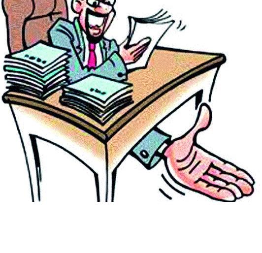 Caught taking bribe at Natoli's Talatha | दोन हजाराची लाच घेताना नाटोलीच्या तलाठ्याला पकडले Caught taking bribe at Natoli's Talatha | दोन हजाराची लाच घेताना नाटोलीच्या तलाठ्याला पकडले