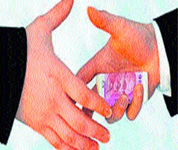 Parbhani: The top four quadrants in the supply chain | परभणी : पुरवठा विभागातील अव्वल कारकून चतुर्भूज