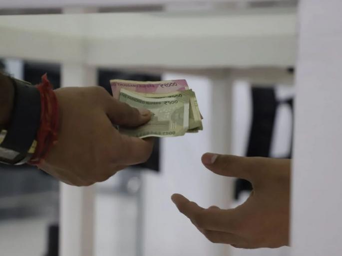 broker arrested red-handed taking bribe in nagpur municipal office; Inquiry of Tax Inspector | महापालिका कार्यालयात लाचखोर दलालाला रंगेहाथ अटक; कर निरीक्षकाचीही चौकशी broker arrested red-handed taking bribe in nagpur municipal office; Inquiry of Tax Inspector | महापालिका कार्यालयात लाचखोर दलालाला रंगेहाथ अटक; कर निरीक्षकाचीही चौकशी