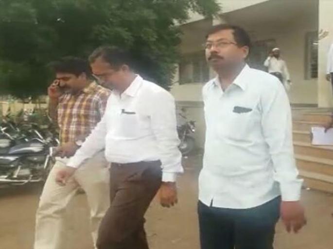 Malegaon tahsildars arrested in bribe | मालेगाव तहसिलदारांना लाचप्रकरणी अटक Malegaon tahsildars arrested in bribe | मालेगाव तहसिलदारांना लाचप्रकरणी अटक