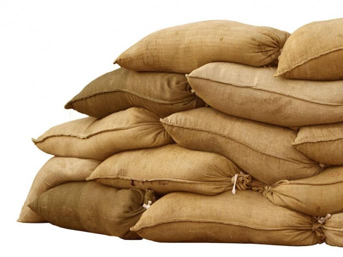 Lack of twine to sew a grain of cereal | अन्नधान्याची पोती शिवण्यासाठी सुतळीचा अभाव Lack of twine to sew a grain of cereal | अन्नधान्याची पोती शिवण्यासाठी सुतळीचा अभाव
