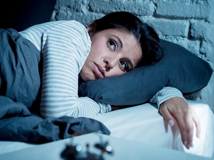 Lack of sleep affects bone health in women | कमी झोप घेतल्याने महिलांना होते 'ही' गंभीर समस्या, दुर्लक्ष करणं पडू शकतं महागात Lack of sleep affects bone health in women | कमी झोप घेतल्याने महिलांना होते 'ही' गंभीर समस्या, दुर्लक्ष करणं पडू शकतं महागात