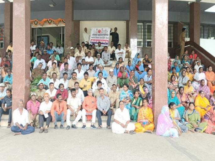 Action Committee Aggressive for Lad Committee Question; Directions of Trade Unions in Solapur | लाड कमिटीच्या प्रश्नासाठी कृती समिती आक्रमक; सोलापुरातील कामगार संघटनांची निर्दशने Action Committee Aggressive for Lad Committee Question; Directions of Trade Unions in Solapur | लाड कमिटीच्या प्रश्नासाठी कृती समिती आक्रमक; सोलापुरातील कामगार संघटनांची निर्दशने