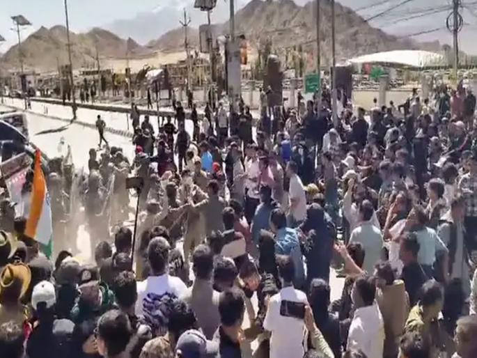 Protest in Ladakh turns violent, arson, 4 dead, 70 injured in Leh | लडाखमधील आंदोलनाला हिंसक वळण, जाळपोळ, लेहमध्ये ४ जणांचा मृत्यू, ७० जण जखमी 
