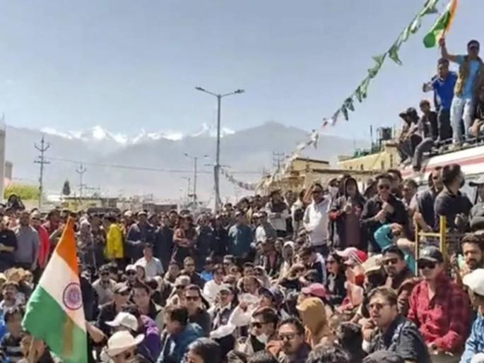 Four killed, 70 injured in Ladakh violence, curfew imposed, internet banned; BJP accuses Congress of conspiring | लडाख हिंसाचारात चार जणांचा मृत्यू, ७० जण जखमी, कर्फ्यू लागू, इंटरनेटवर बंदी; भाजपचा काँग्रेसवर कट रचल्याचा आरोप Four killed, 70 injured in Ladakh violence, curfew imposed, internet banned; BJP accuses Congress of conspiring | लडाख हिंसाचारात चार जणांचा मृत्यू, ७० जण जखमी, कर्फ्यू लागू, इंटरनेटवर बंदी; भाजपचा काँग्रेसवर कट रचल्याचा आरोप