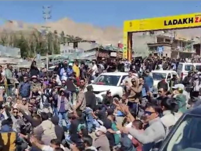 Protest turns violent in Leh, BJP office set on fire, Sonam Wangchuk on hunger strike for 15 days | Leh Protest: लेहमध्ये आंदोलनाला हिंसक वळण, भाजप कार्यालय पेटवले, सोनम वांगचुक १५ दिवसांपासून उपोषणावर