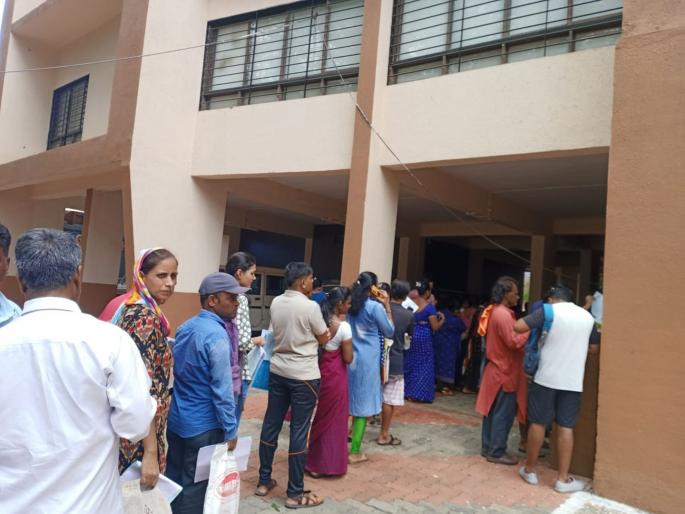 In Ulhasnagar, the government's pampered sister queued up for income certificate  | उल्हासनगरात शासनाची लाडली बहिण उत्पन्न दाखल्यासाठी रांगेत लाडली बहीण  In Ulhasnagar, the government's pampered sister queued up for income certificate  | उल्हासनगरात शासनाची लाडली बहिण उत्पन्न दाखल्यासाठी रांगेत लाडली बहीण