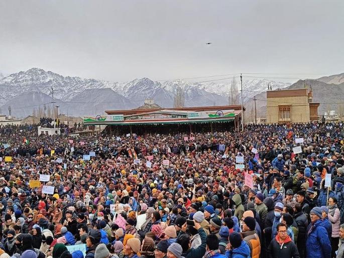 A large number of people took to the streets in Ladakh; What is the demand of the protesters? | लडाखमध्ये मोठ्या संख्येने लोक रस्त्यावर उतरले; काय आहे आंदोलकांची मागणी? A large number of people took to the streets in Ladakh; What is the demand of the protesters? | लडाखमध्ये मोठ्या संख्येने लोक रस्त्यावर उतरले; काय आहे आंदोलकांची मागणी?