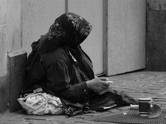 79-Year-Old Beggar in China Ousted as Wealthy Grandma Who Just Enjoys Begging | कोट्यवधींची प्रॉपर्टी असलेली महिला मागते भीक, दिवसाची कमाई वाचून व्हाल हैराण!