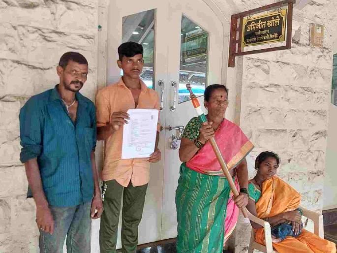 In Bhiwandi stranded laborers deprived of government certificates Protest outside Tehsildar office | भिवंडीत वेठबिगार मजूर शासकीय दाखल्यांपासून वंचित; तहसीलदार कार्यालयाबाहेर आंदोलन In Bhiwandi stranded laborers deprived of government certificates Protest outside Tehsildar office | भिवंडीत वेठबिगार मजूर शासकीय दाखल्यांपासून वंचित; तहसीलदार कार्यालयाबाहेर आंदोलन