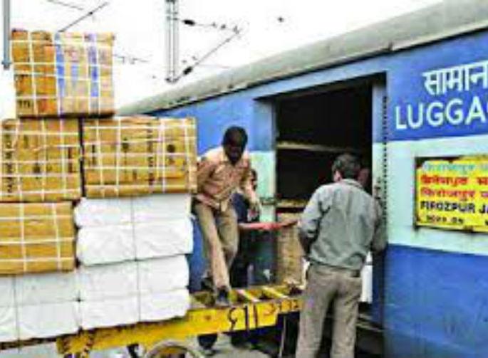 Railways sent 9.26 tonnes of material to Kerala, financing of 6.62 crores from the state | रेल्वेने केरळला ९.२६ टन वस्तूंची मदत पाठविली, राज्यातून ६.६२ कोटींचे अर्थसाहाय्य Railways sent 9.26 tonnes of material to Kerala, financing of 6.62 crores from the state | रेल्वेने केरळला ९.२६ टन वस्तूंची मदत पाठविली, राज्यातून ६.६२ कोटींचे अर्थसाहाय्य