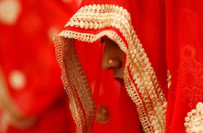 man cheated on the young woman while he was already married and got remarried | पहिली असताना ‘दुसरी’सोबत चढला बोहल्यावर; नांदगावच्या ‘लखोबा’विरुद्ध गुन्हा man cheated on the young woman while he was already married and got remarried | पहिली असताना ‘दुसरी’सोबत चढला बोहल्यावर; नांदगावच्या ‘लखोबा’विरुद्ध गुन्हा