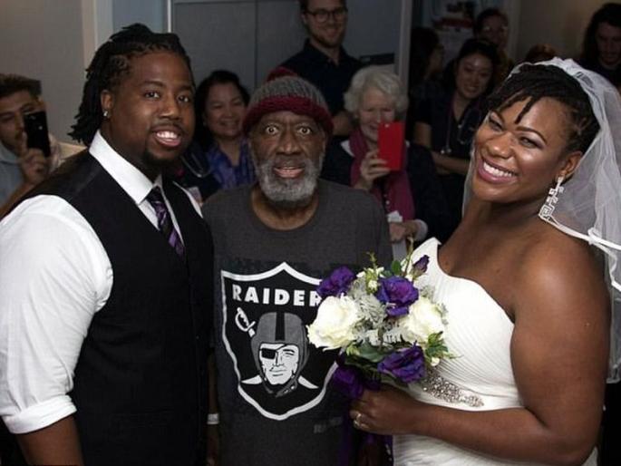 girl married in hospital when her parents were admitted | वडीलांच्या आजारपणात तिने हॉस्पीटलमध्येच केलं लग्न girl married in hospital when her parents were admitted | वडीलांच्या आजारपणात तिने हॉस्पीटलमध्येच केलं लग्न